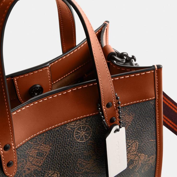 Coach vrouwen veldtas 22 met grote paard-en-koetsprint v5/truffel gepolijst amber 02264296